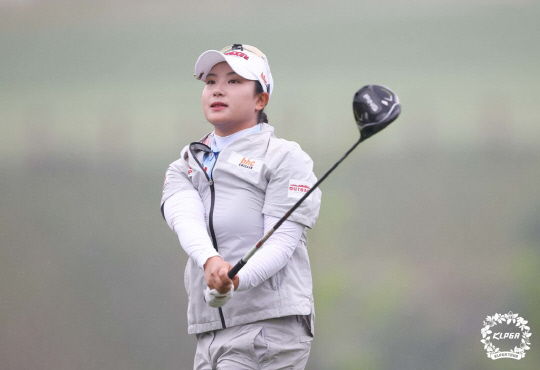 후원사 로고 부착 의류를착용하고 경기에 나선 아웃백 골프단 유서연 프로. bhc 제공